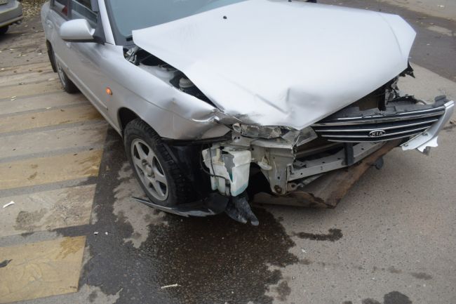 В Ухте на улице Дзержинского столкнулись Kia Spectr и Toyota Wish